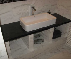 blaty łazienkowe granitowe Nero Assoluto, płytki marmurowe Bianco Carrara